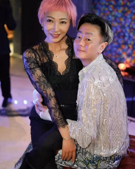 劉嘉玲為弟媳慶生,弟媳染粉發太時髦,當老公面坐異性大腿不避嫌