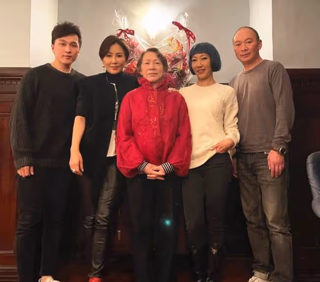 劉嘉玲為弟媳慶生,弟媳染粉發太時髦,當老公面坐異性大腿不避嫌