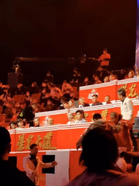 85歲李明啟腿腳不便,被尼格買提貼心抱下台階,健康狀況引擔憂
