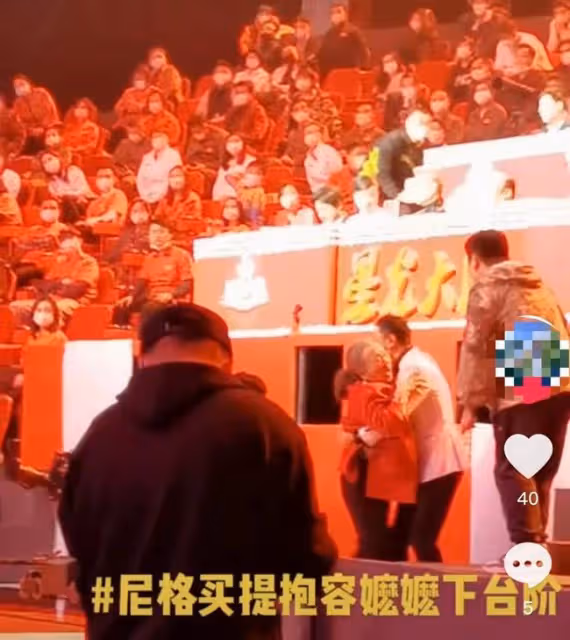 85歲李明啟腿腳不便,被尼格買提貼心抱下台階,健康狀況引擔憂