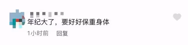 85歲李明啟腿腳不便,被尼格買提貼心抱下台階,健康狀況引擔憂