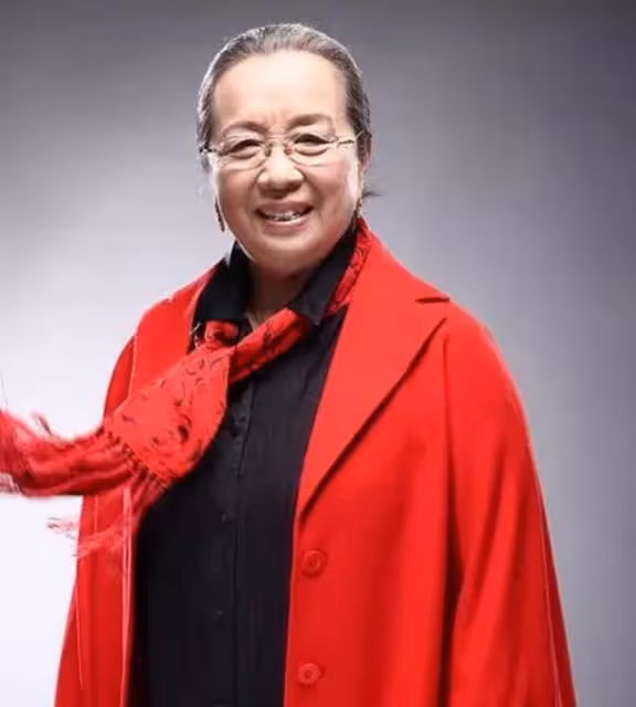 85歲李明啟腿腳不便,被尼格買提貼心抱下台階,健康狀況引擔憂