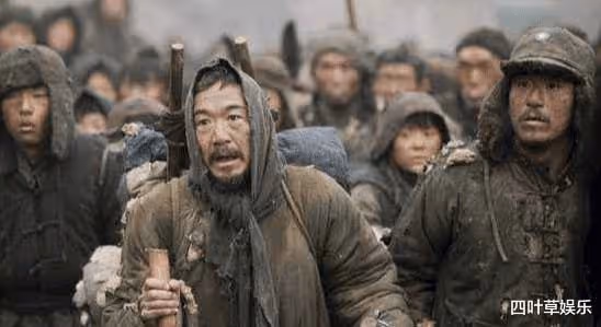 都是演乞丐,周星馳用手抓飯,劉德華睡大街,最後一位是來搞笑的