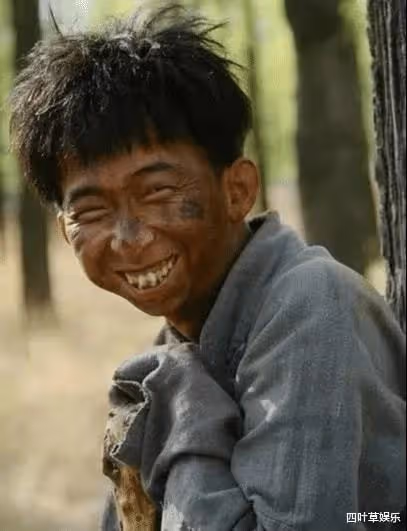 都是演乞丐,周星馳用手抓飯,劉德華睡大街,最後一位是來搞笑的