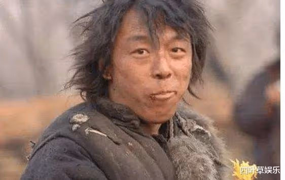 都是演乞丐,周星馳用手抓飯,劉德華睡大街,最後一位是來搞笑的