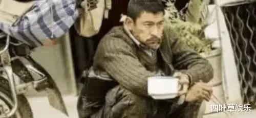 都是演乞丐,周星馳用手抓飯,劉德華睡大街,最後一位是來搞笑的