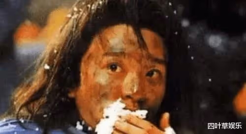 都是演乞丐,周星馳用手抓飯,劉德華睡大街,最後一位是來搞笑的