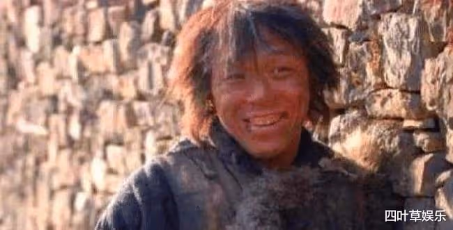 都是演乞丐,周星馳用手抓飯,劉德華睡大街,最後一位是來搞笑的