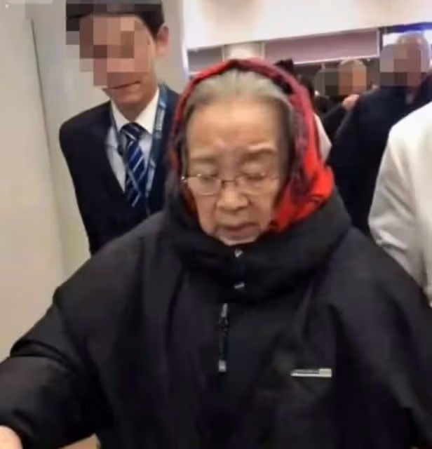 85歲李明啟腿腳不便,被尼格買提貼心抱下台階,健康狀況引擔憂