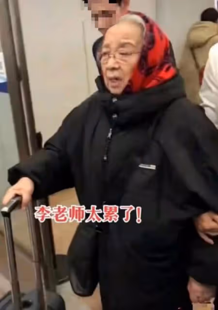 85歲李明啟腿腳不便,被尼格買提貼心抱下台階,健康狀況引擔憂