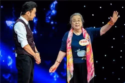 85歲李明啟腿腳不便,被尼格買提貼心抱下台階,健康狀況引擔憂