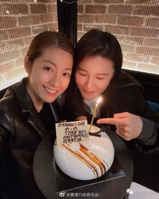 黃翠如出關賀陳自瑤拎女配 頭貼頭借Cake許願