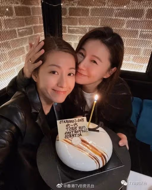 黃翠如出關賀陳自瑤拎女配 頭貼頭借Cake許願