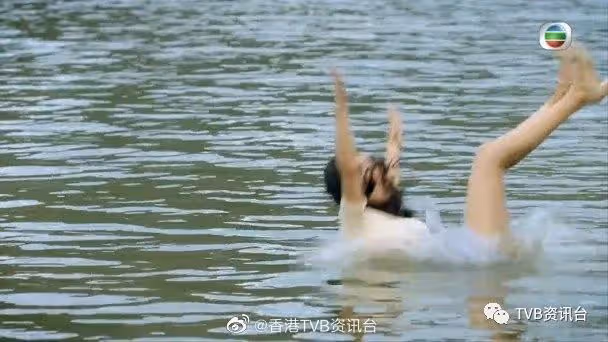 鐵拳英雄︱唐詩詠被元秋打到落水 雙腳朝天慘慘豬