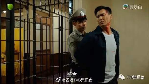鐵拳英雄︱唐詩詠被元秋打到落水 雙腳朝天慘慘豬