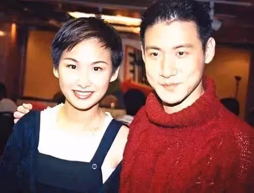 50歲湯寶如近況曝光,現身內地酒吧賣力商演,兒子已14歲卻仍未婚