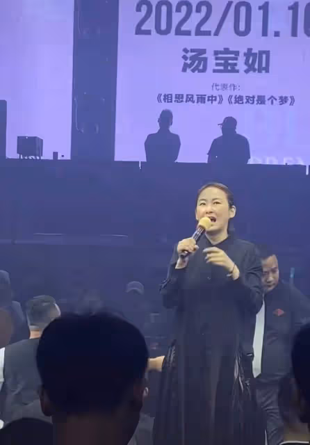 50歲湯寶如近況曝光,現身內地酒吧賣力商演,兒子已14歲卻仍未婚