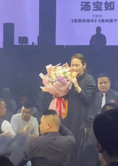 50歲湯寶如近況曝光,現身內地酒吧賣力商演,兒子已14歲卻仍未婚