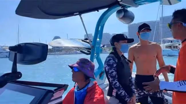 51歲鍾麗緹帶全家衝浪,倆女兒穿泳衣變身腿精,與繼父猜拳關係好