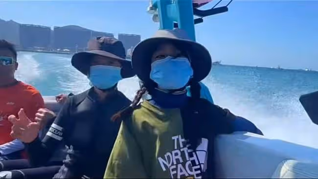 51歲鍾麗緹帶全家衝浪,倆女兒穿泳衣變身腿精,與繼父猜拳關係好
