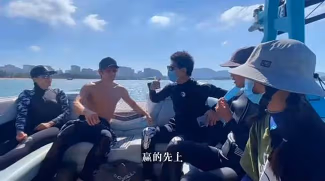 51歲鍾麗緹帶全家衝浪,倆女兒穿泳衣變身腿精,與繼父猜拳關係好