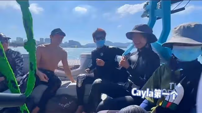 51歲鍾麗緹帶全家衝浪,倆女兒穿泳衣變身腿精,與繼父猜拳關係好