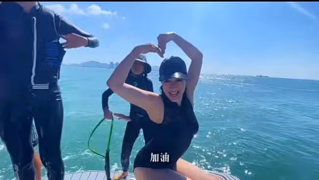51歲鍾麗緹帶全家衝浪,倆女兒穿泳衣變身腿精,與繼父猜拳關係好