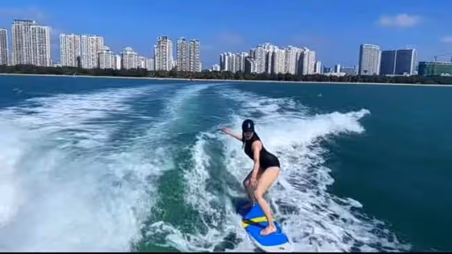 51歲鍾麗緹帶全家衝浪,倆女兒穿泳衣變身腿精,與繼父猜拳關係好