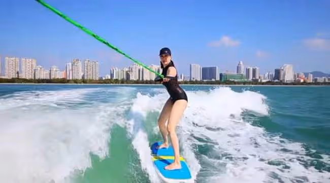 51歲鍾麗緹帶全家衝浪,倆女兒穿泳衣變身腿精,與繼父猜拳關係好