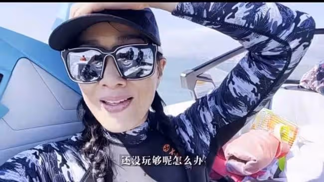 51歲鍾麗緹帶全家衝浪,倆女兒穿泳衣變身腿精,與繼父猜拳關係好