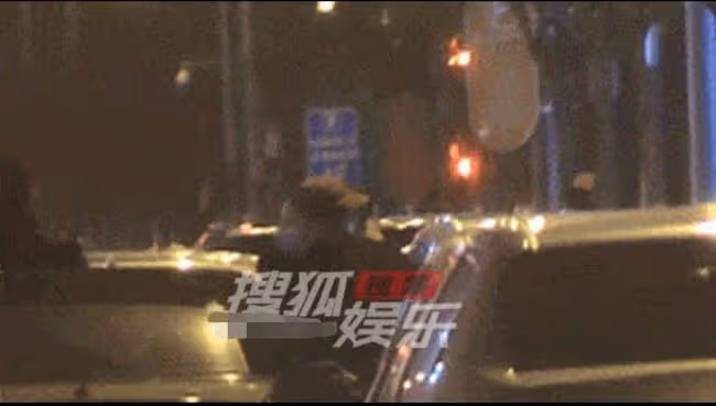 白百何深夜現身酒吧,蹦蹦跳跳心情大好,與異性熱聊關係親密