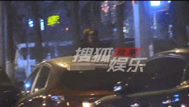 白百何深夜現身酒吧,蹦蹦跳跳心情大好,與異性熱聊關係親密