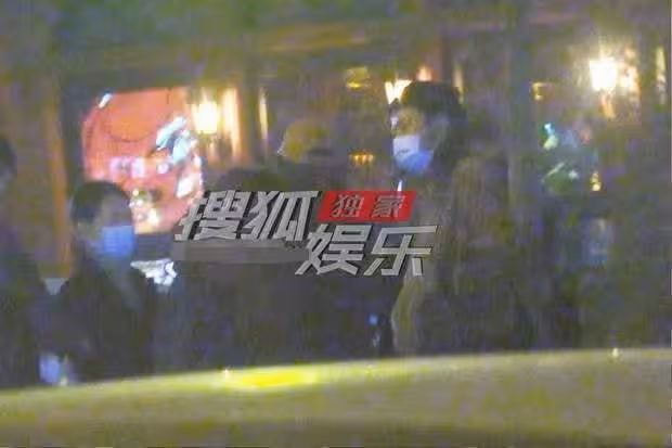 白百何深夜現身酒吧,蹦蹦跳跳心情大好,與異性熱聊關係親密