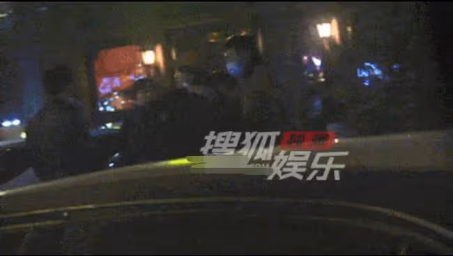 白百何深夜現身酒吧,蹦蹦跳跳心情大好,與異性熱聊關係親密