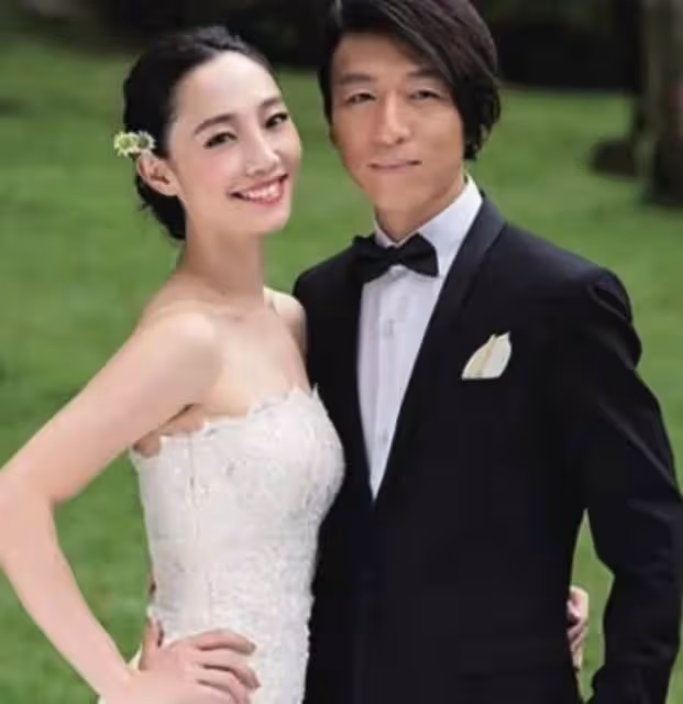 白百何深夜現身酒吧,蹦蹦跳跳心情大好,與異性熱聊關係親密
