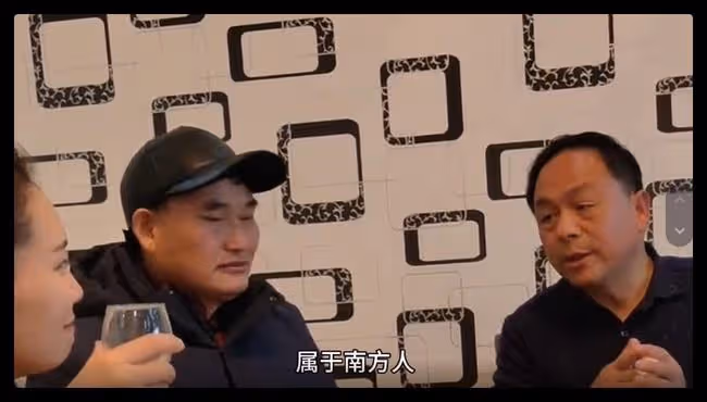 大衣哥和好友現身聚會,坐主位喝酒一口悶,眾人陪同桌上茅台顯眼