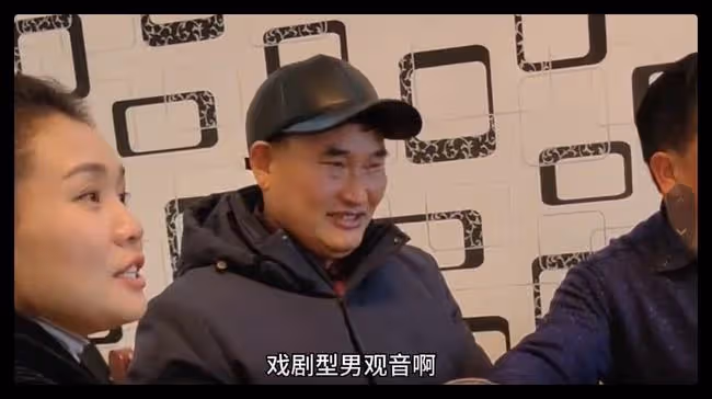 大衣哥和好友現身聚會,坐主位喝酒一口悶,眾人陪同桌上茅台顯眼