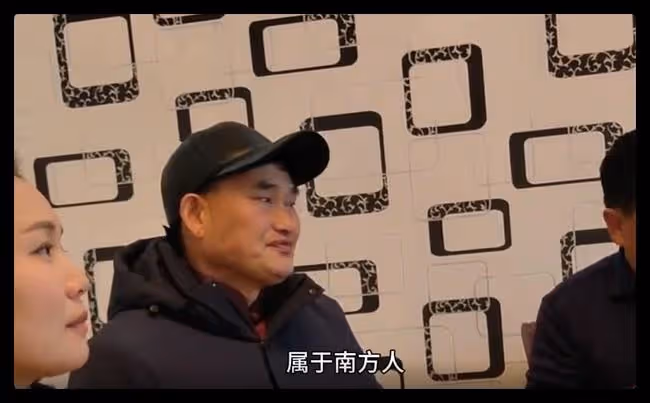 大衣哥和好友現身聚會,坐主位喝酒一口悶,眾人陪同桌上茅台顯眼