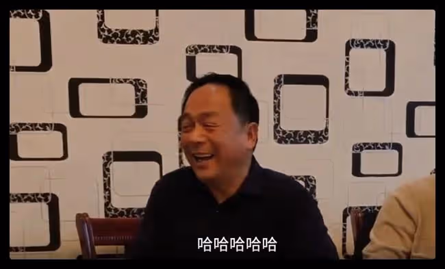 大衣哥和好友現身聚會,坐主位喝酒一口悶,眾人陪同桌上茅台顯眼