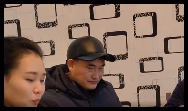 大衣哥和好友現身聚會,坐主位喝酒一口悶,眾人陪同桌上茅台顯眼