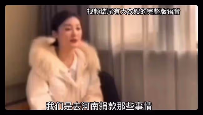 大衣哥和好友現身聚會,坐主位喝酒一口悶,眾人陪同桌上茅台顯眼