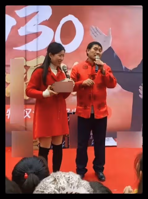 大衣哥和好友現身聚會,坐主位喝酒一口悶,眾人陪同桌上茅台顯眼