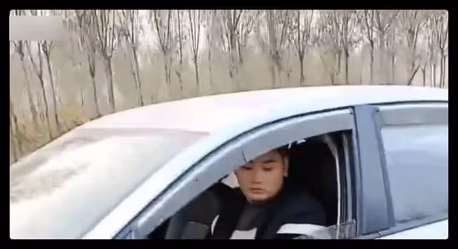 大衣哥和好友現身聚會,坐主位喝酒一口悶,眾人陪同桌上茅台顯眼