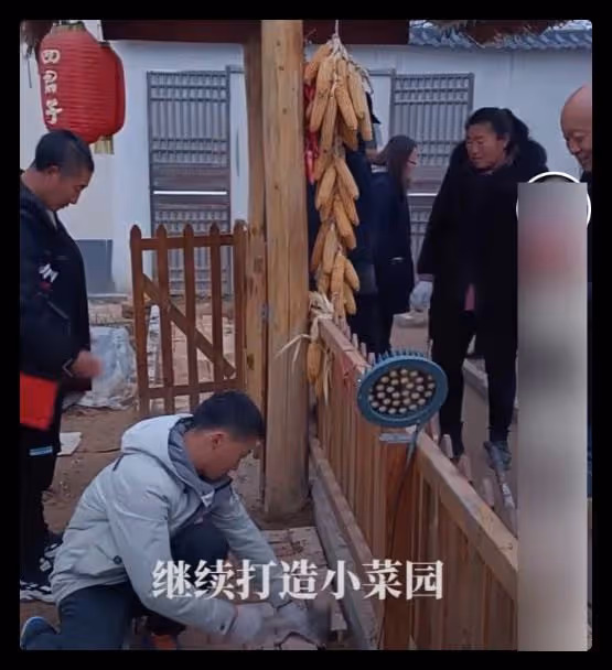 大衣哥和好友現身聚會,坐主位喝酒一口悶,眾人陪同桌上茅台顯眼