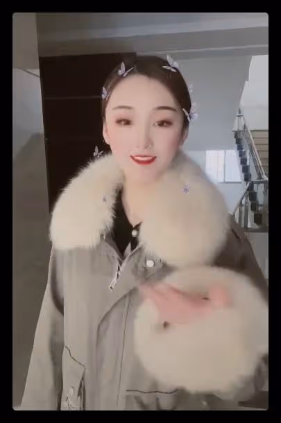 大衣哥和好友現身聚會,坐主位喝酒一口悶,眾人陪同桌上茅台顯眼