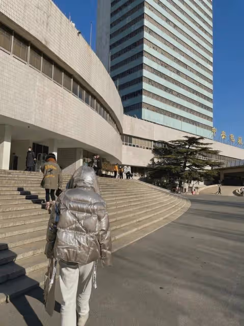 曾黎錄製央視春晚,打扮低調難掩出眾氣質,45歲感情狀況成謎