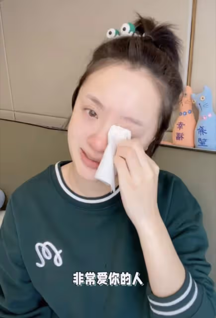 28歲女星孕期情緒崩潰,哭訴男友醉酒後鼾聲如雷,身材被嘲太難受
