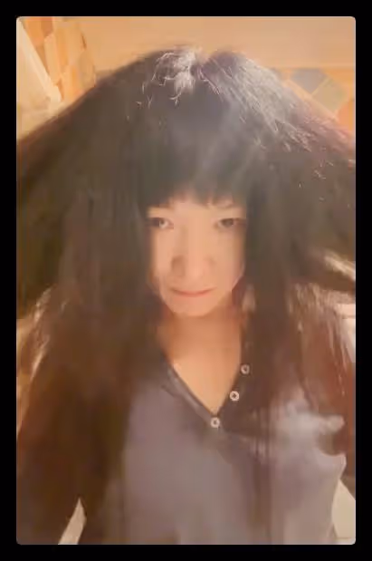 斯琴格日樂又惹爭議，披頭散髮搖頭晃腦賣萌，被指似受刺激太嚇人