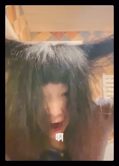 斯琴格日樂又惹爭議，披頭散髮搖頭晃腦賣萌，被指似受刺激太嚇人