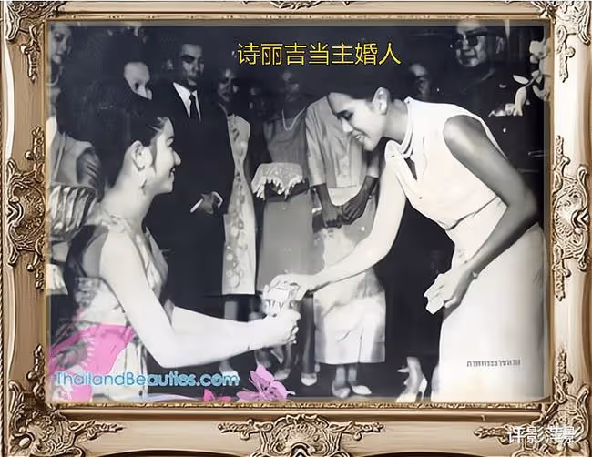 詩麗吉被請去當主婚人,送新娘子珠寶大禮,王后出手夠慷慨
